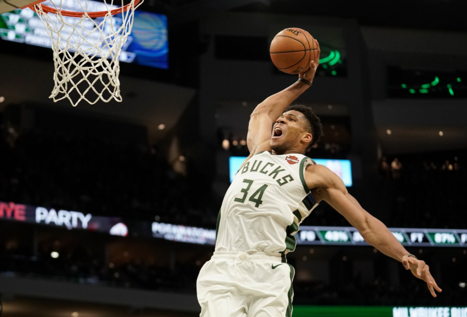  Giannis Antetokounmpo driving to the basket with determination