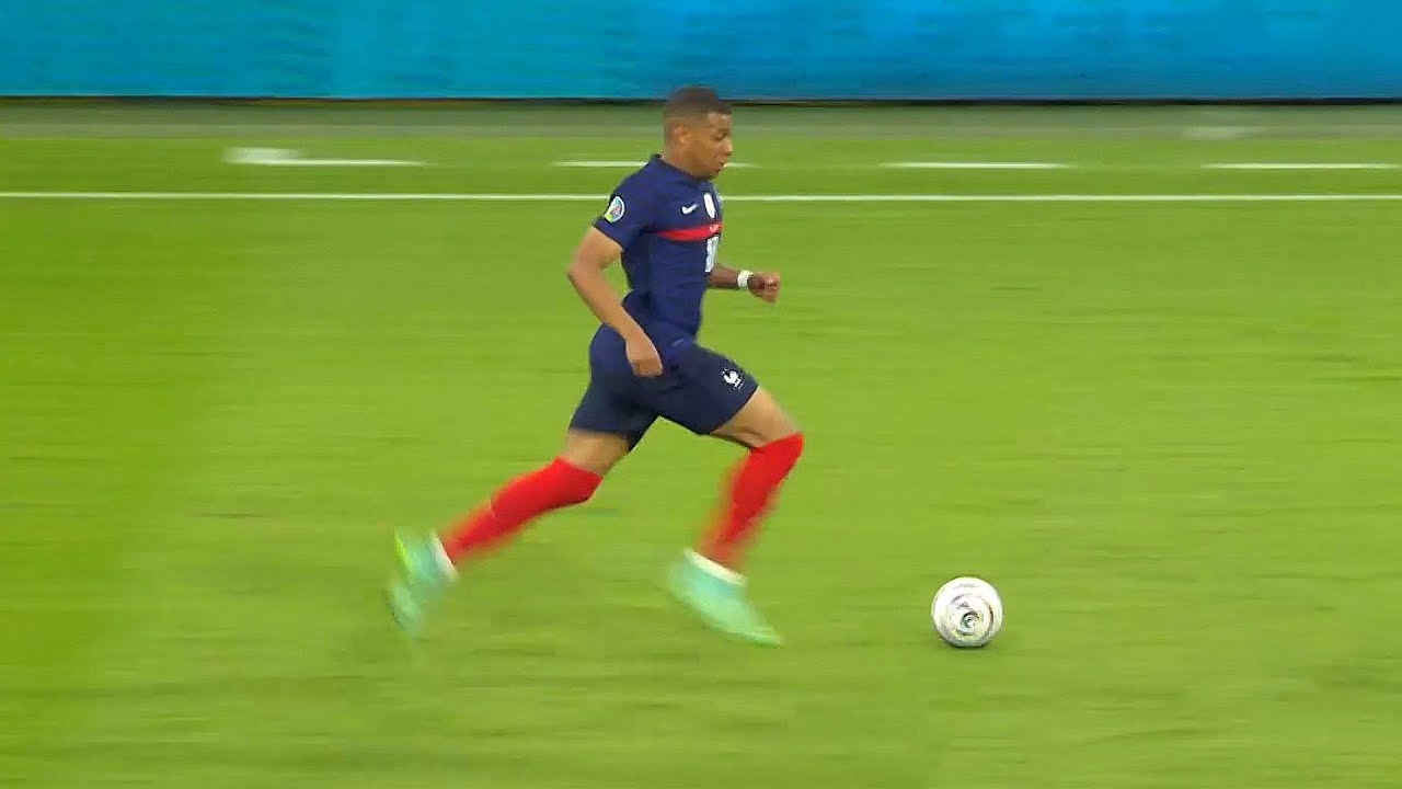 Kylian Mbappé sprinting towards the goal during match